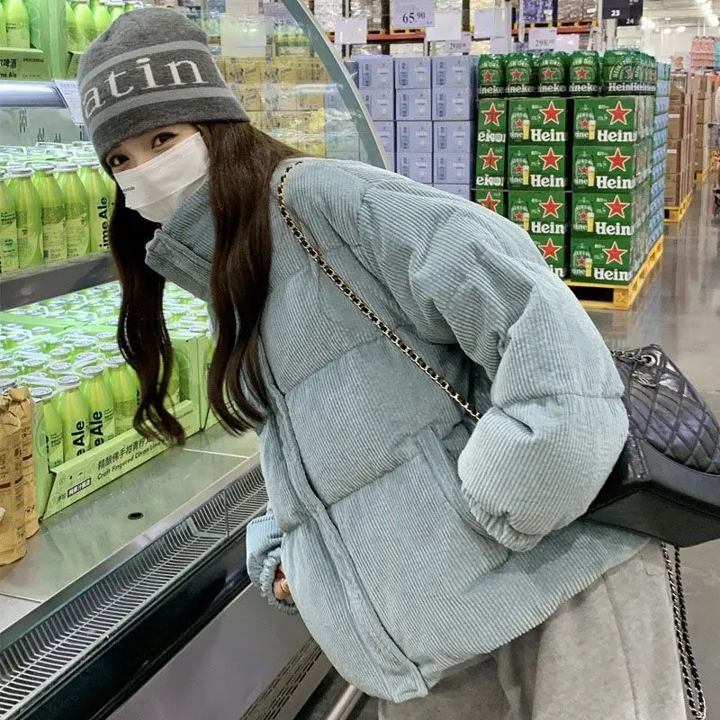 2025 شتاء جديد سروال قصير سترة قطن المرأة الكورية معطف صغير ، سميكة Breadman كلية نمط معطف بلون عادية فيرسا