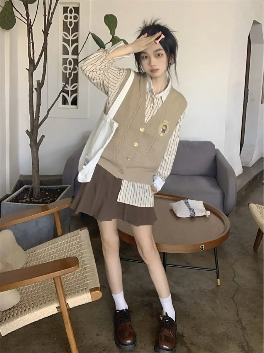 

Gagarich, вязаный жилет в студенческом стиле с вышивкой медведя, лето 2025, новый короткий женский топ с v-образным вырезом и зажимом на плечах