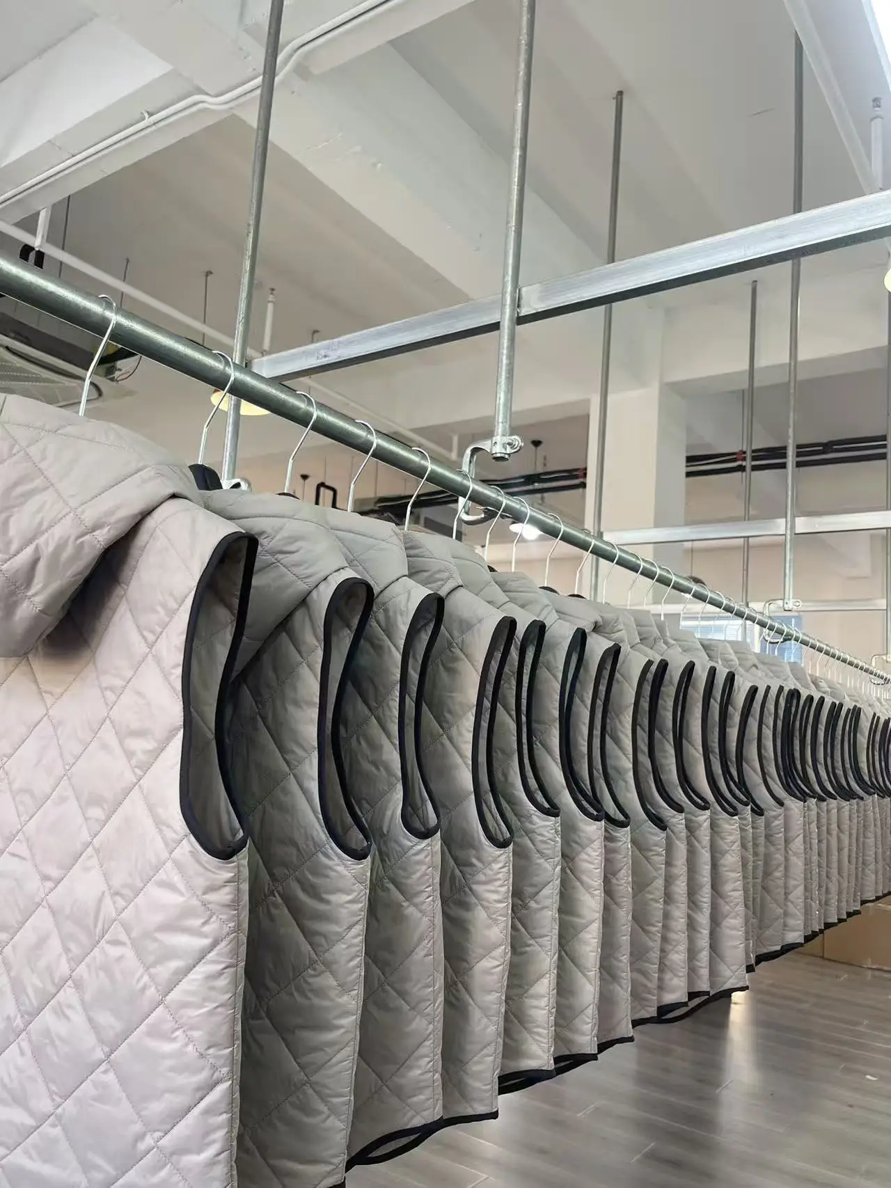 2025 Autunno e inverno nuovi arrivi casual versatile catena di perline leggero caldo diamante trapuntato gilet con cappuccio allentato