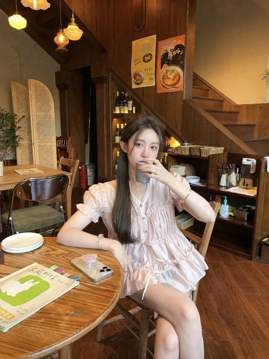 

Милая атласная блузка с V-образным вырезом и коротким рукавом в корейском стиле, свободного кроя, дышащая, легкая, летняя, модная, женская