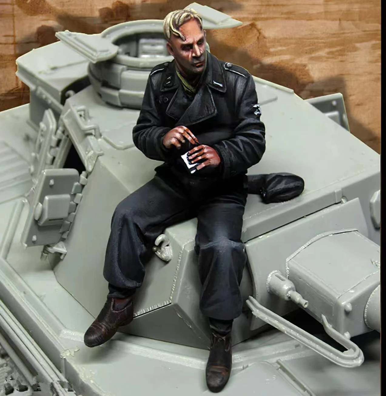 1:35 model kit resin kit Soldiers sitting smoking in Panzer Unassembled Sculpture for Hobbyists