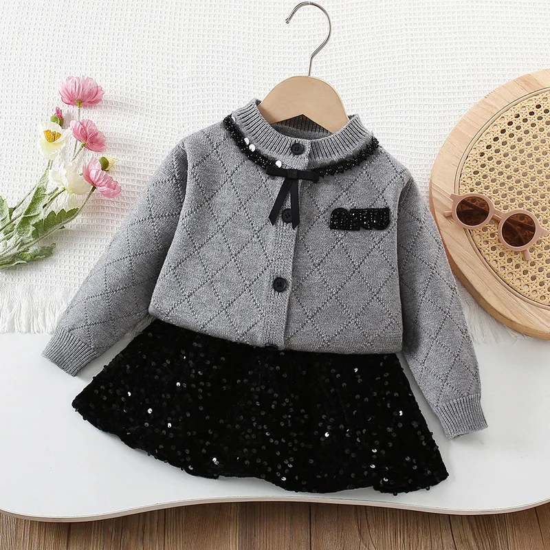 The new Korean version of the 2-6-year-old girl's winter clothing fashion girl sweater+sequins short skirt red knitted cardigan