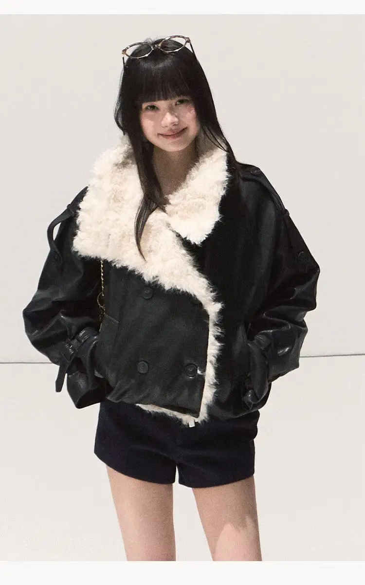 Moda in giacca da donna 2025 Giacca in vera pelle Pelliccia di lana femminile Risvolto grande Elegante cappotto corto da motociclista con