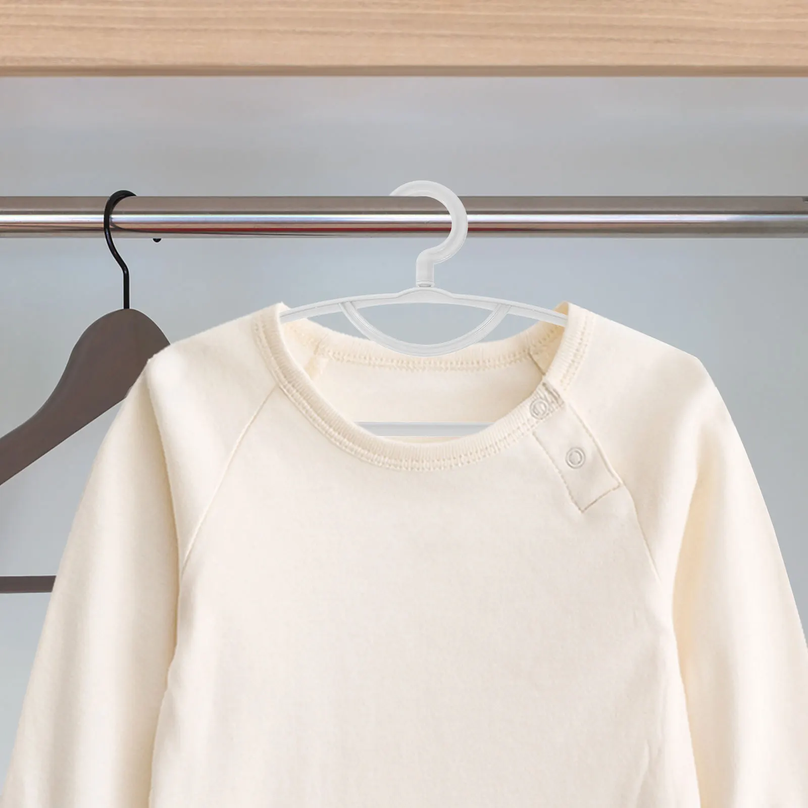 

5 Pcs Non-slip Plastic Hangers Wide Shoulder Design White Color Anti-mark Clothes Drying Closet Organizers