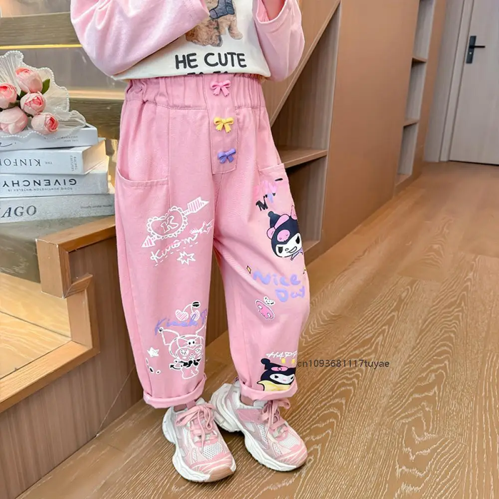 

Милые джинсы Kuromi Kawaii для девочек, брюки, весенние детские джинсы Dopamine в стиле аниме Sanrios с мультяшным принтом, модные повседневные джинсы с прямой эластичной резинкой на талии