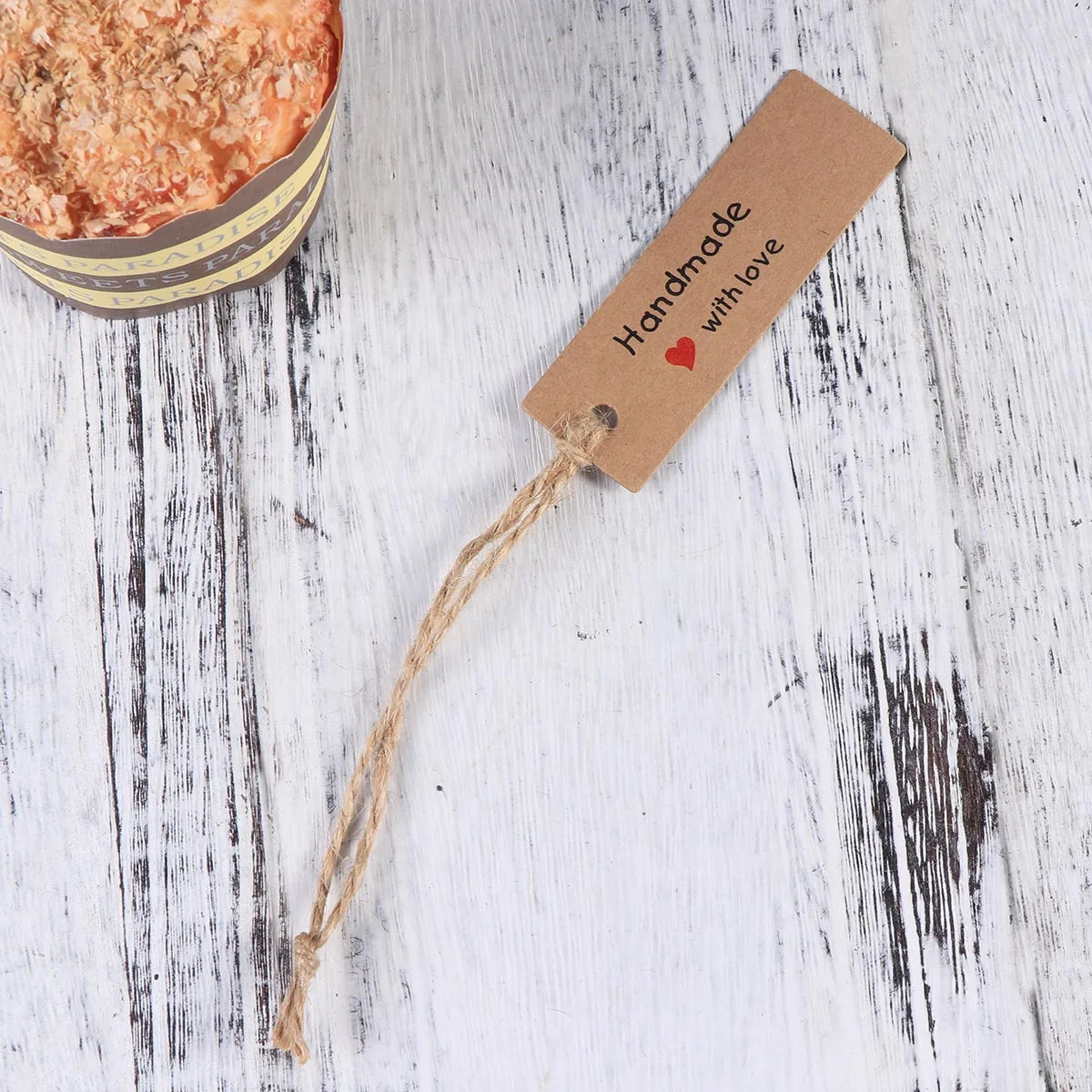 Etiquetas de papel kraft artesanais 50 peças, etiquetas suspensas vintage para presente, casamento, decoração de natal pré-perfurada com corda para artesanato diy