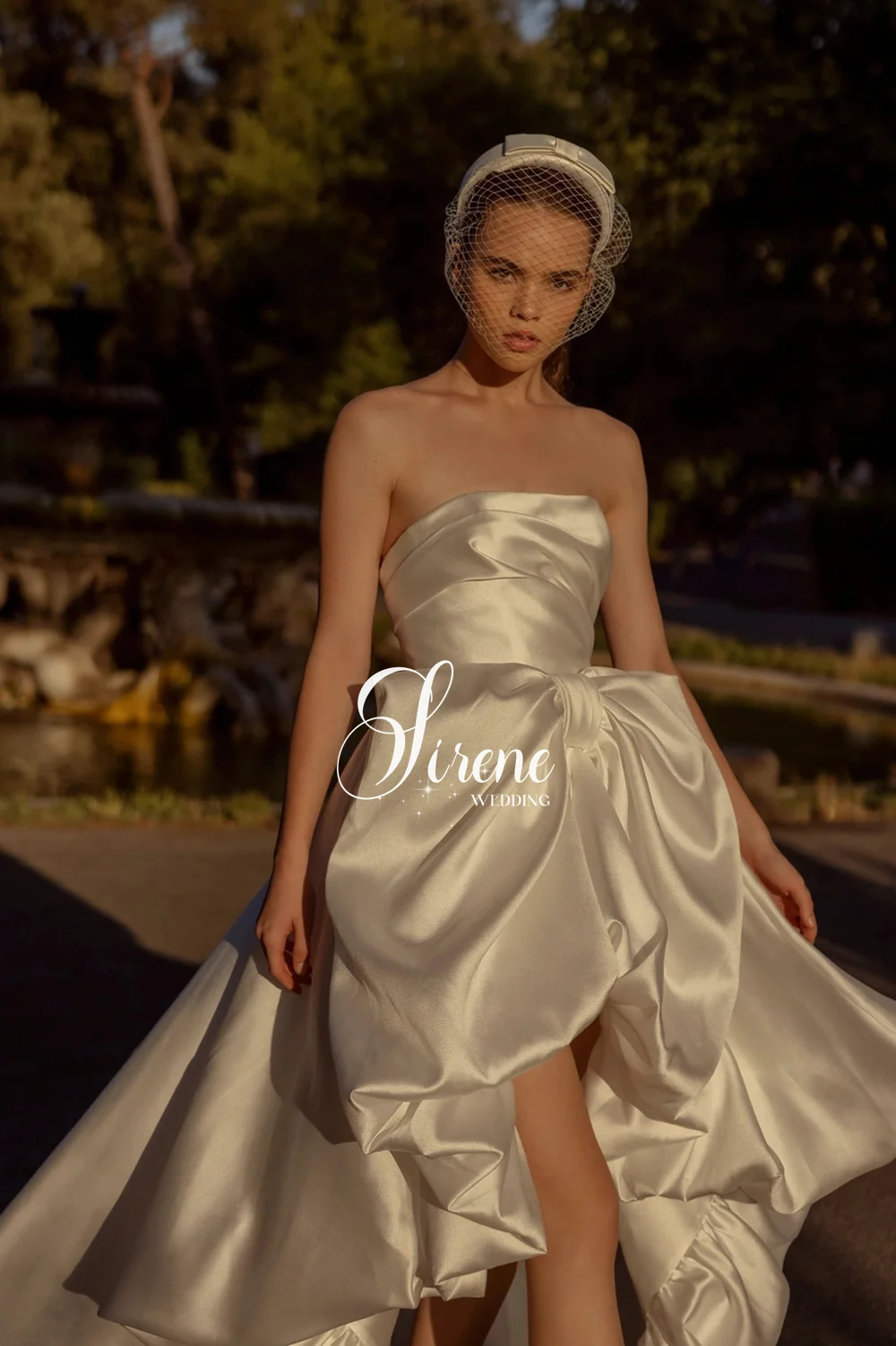 Sirene strapless trouwjurk mouwloze plooien hoog/laag eenvoudige ruches bruidjurk rugloze trian vestido de novia aangepast