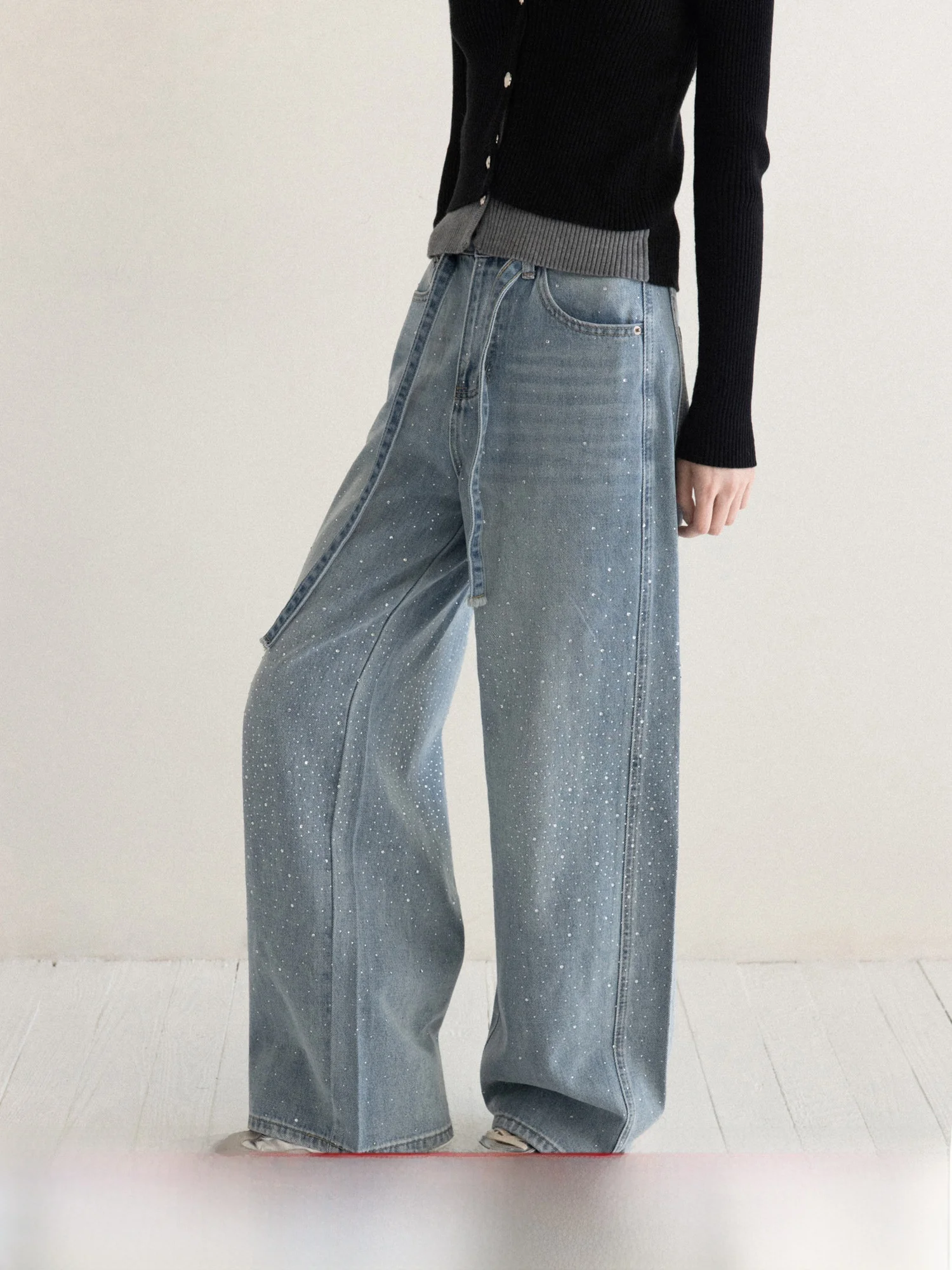 กางเกงยีนส์เอวสูงทรงขากว้างสำหรับผู้หญิง ฤดูใบไม้ผลิ 2026 สไตล์ลำลอง ประดับด้วยคริสตัลรูปดาวสีเงิน ทรงตรงช่วยให้ดูผอม