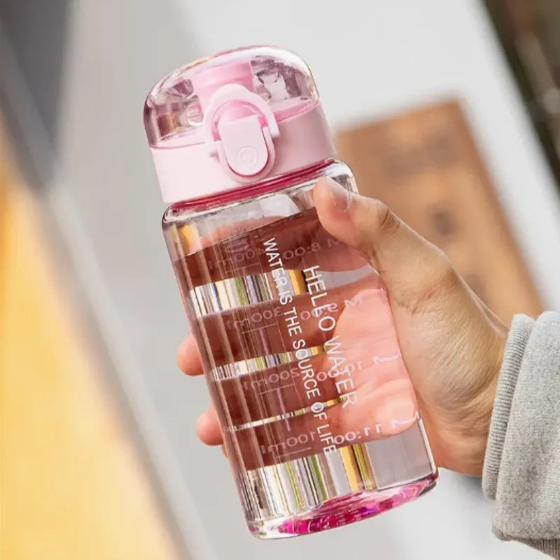 Botella de agua temática espacial de 550 ml con tapa y asa antideslizantes: plástico duradero, diseño a prueba de fugas para deportes al aire libre, camping