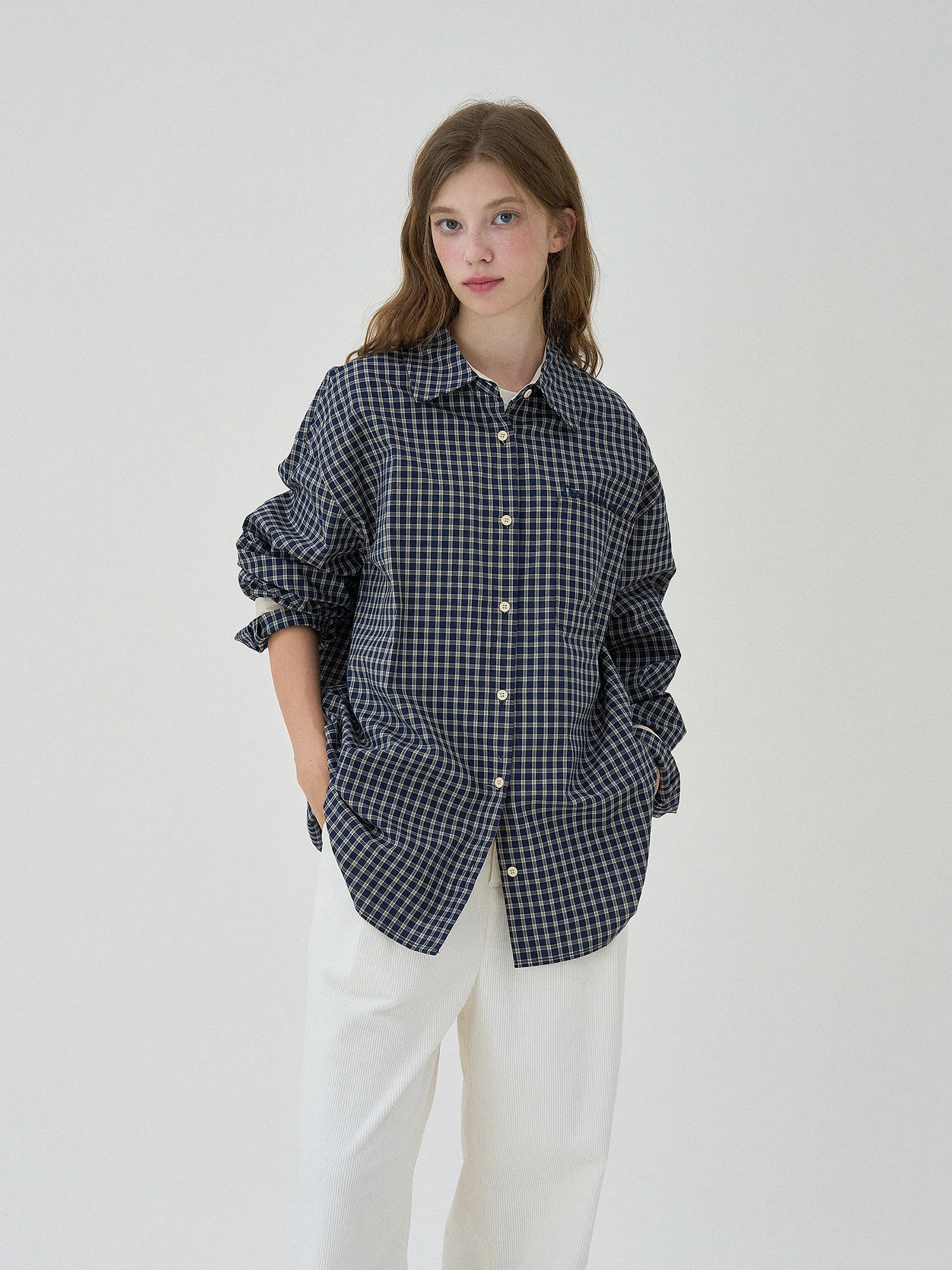 

Женская повседневная рубашка свободного кроя с длинным рукавом, контрастными вставками, клетчатым узором и английской вышивкой, создающая особую атмосферу