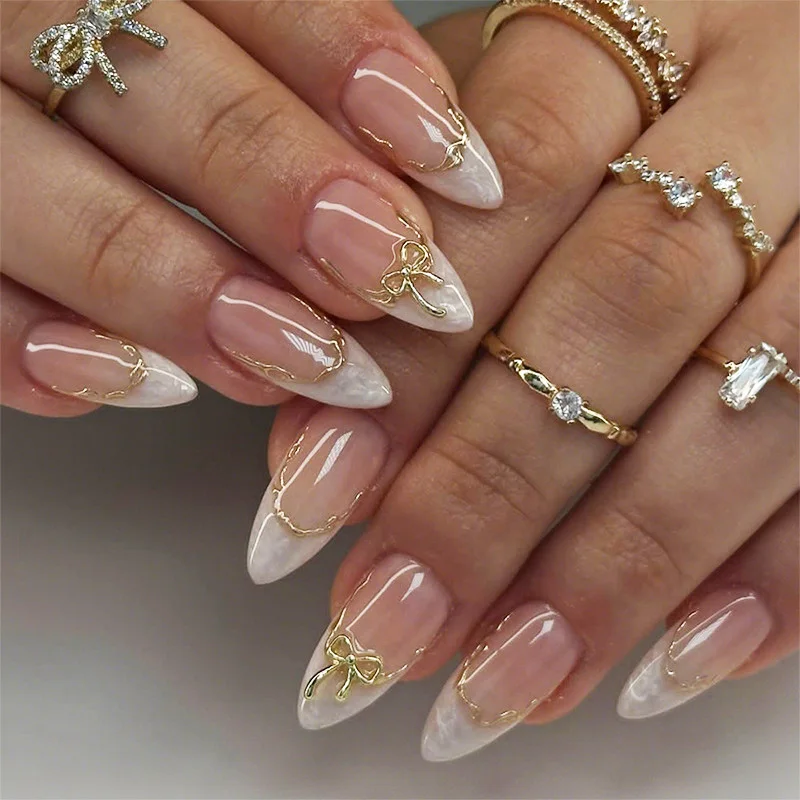 24 pièces/ensemble Faux ongles nude beige avec bandes dorées et nœud papillon, forme amande, couverture complète, à presser, kit d'art des ongles