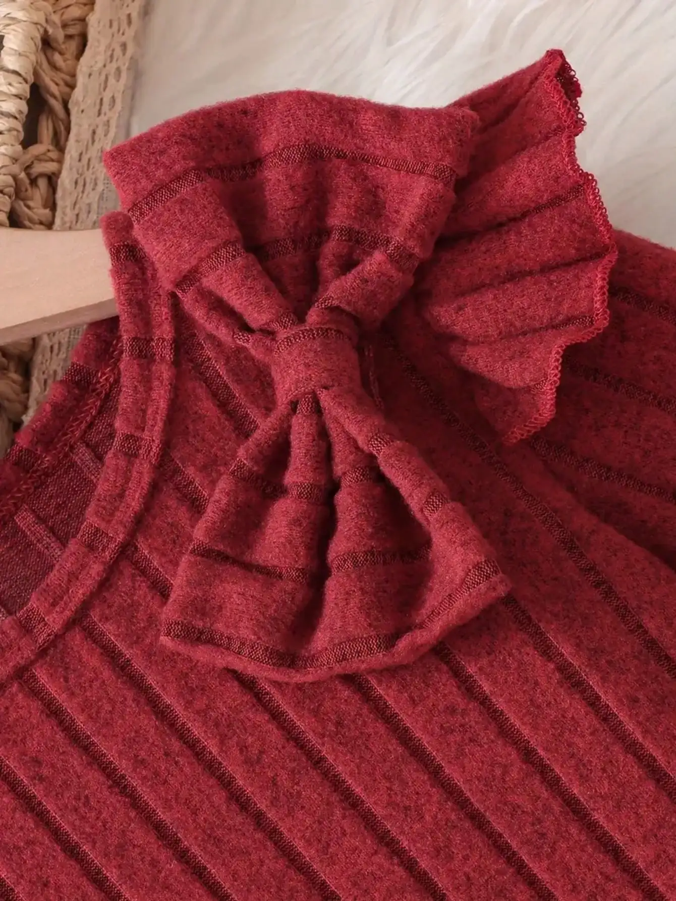 Elegantes Kinder-Freizeitkleid mit Gerippten Lotusblatt-Ärmeln, Rundhalsausschnitt, Schleife an der Taille und Mittellangem Rock – Detail 9