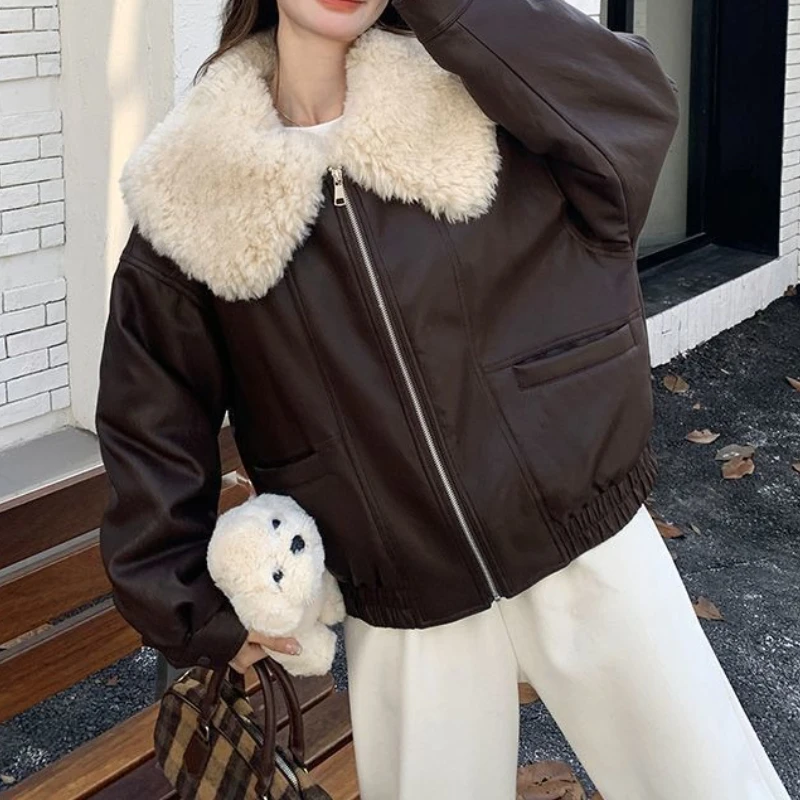 

Кожаная куртка с кукольным воротником из овечьей шерсти и толстым флисом для сохранения тепла, женская зимняя короткая куртка в стиле ретро в новом стиле