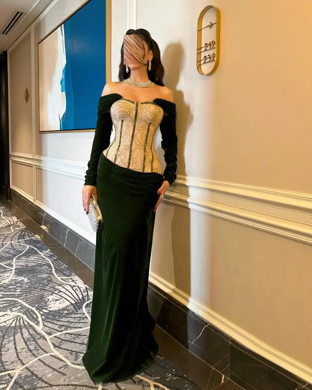 Nuovo design elegante con spalle scoperte in pizzo a lisca di pesce corsetto in velluto vita pieghettata manica lunga abito da ballo formale da sera