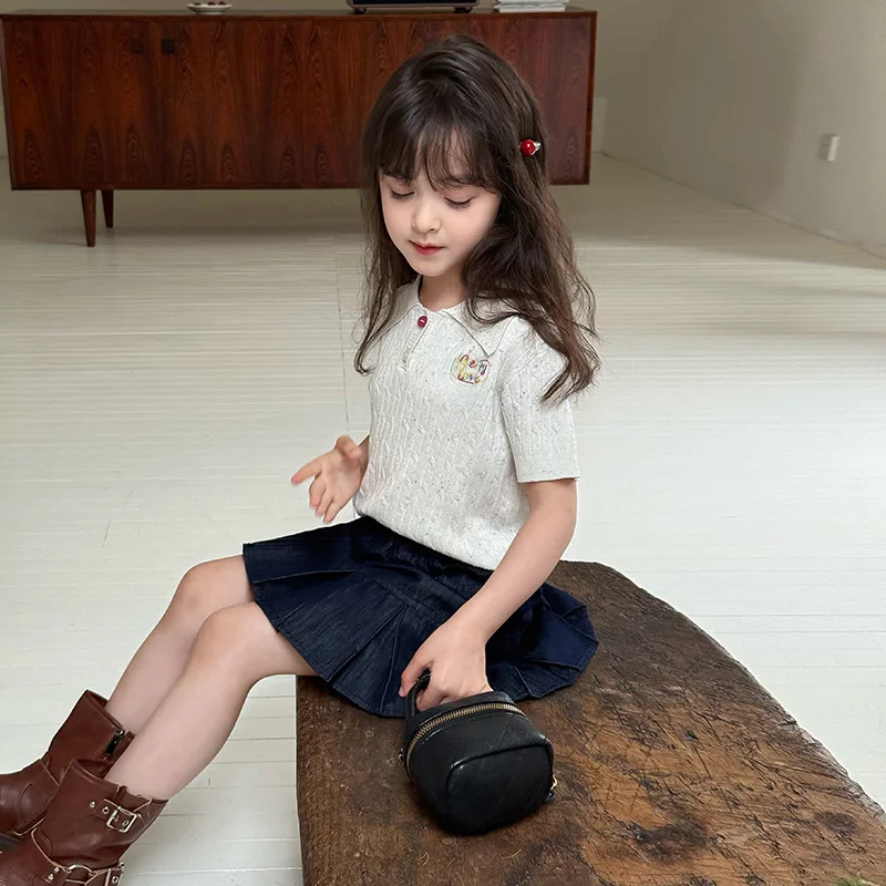 2025 الصيف الفتيات الملتوية زهرة قصيرة الأكمام تي شيرت المطرزة الملونة نقطة محبوك بدوره إلى أسفل طوق أعلى