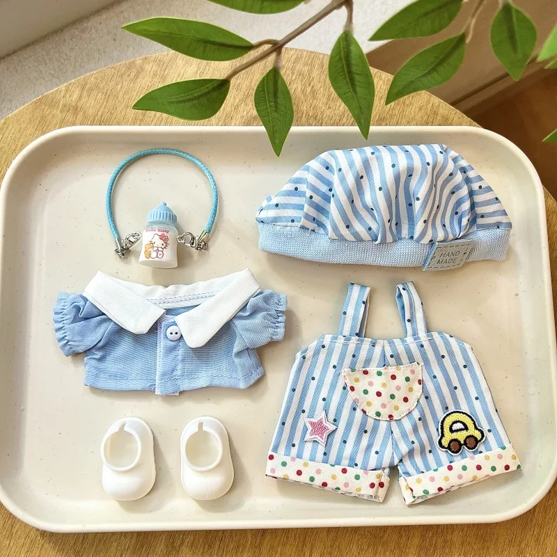 Erste, zweite und dritte Generation von Labubu-Gummipuppen, gekleidet in blauem Baby-Outfit mit Mütze und Hosenträgern