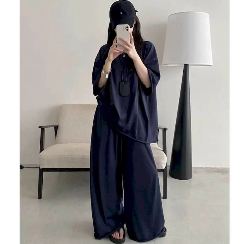 

Новые одинаковые комплекты. Базовые футболки большого размера с короткими рукавами и круглым вырезом. Повседневные широкие брюки. Осенние комплекты из двух предметов. Женская одежда.