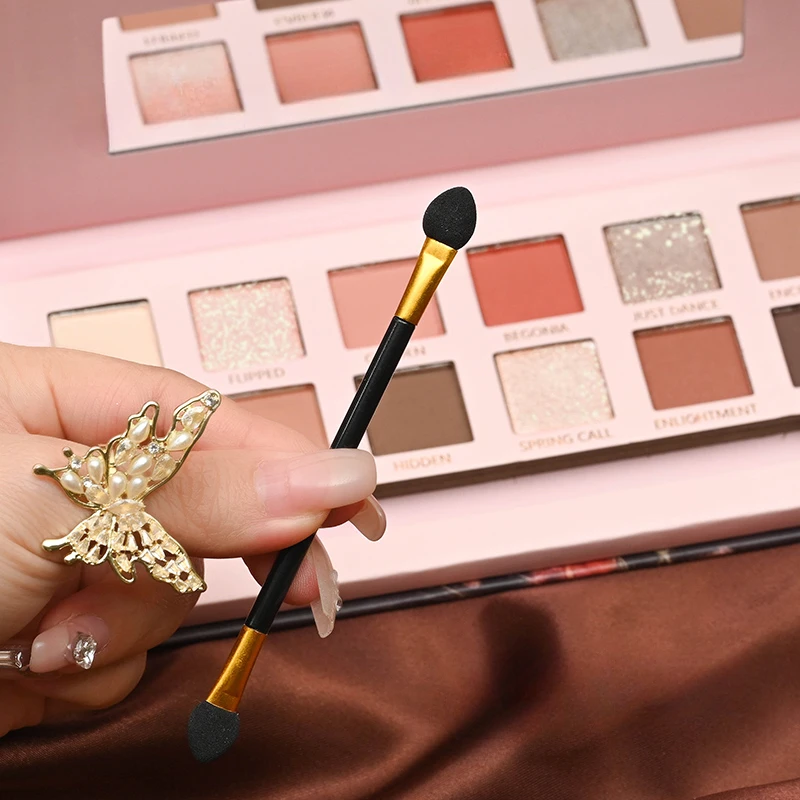 Cappello Han einen spiegel e schminkt sich mit einem tweed der 1.000-gelben augen