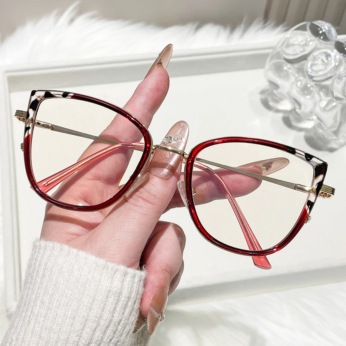 New Stylish Metal Women's Flat Glasses with High Aesthetic Value, Fashionable and Trendy for Daily Use Online and in the Office
