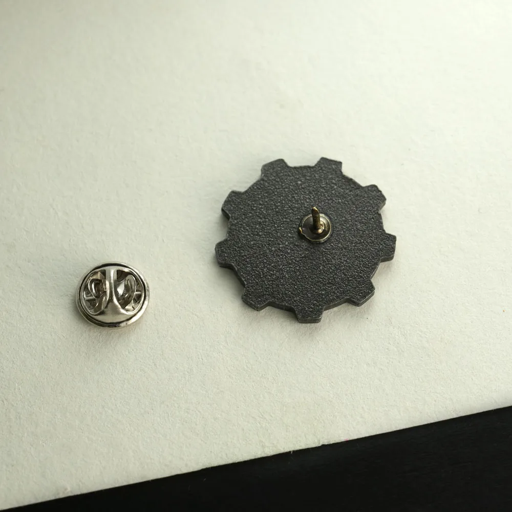 Post-Apokalyptischer Vault 111-Tür-Emaille-Pin, Wasteland-Spiel-Brosche, Vintage-Metall-Gear-Reversnadeln, Cosplay-Schmuck, Geschenk für G – Detail 2