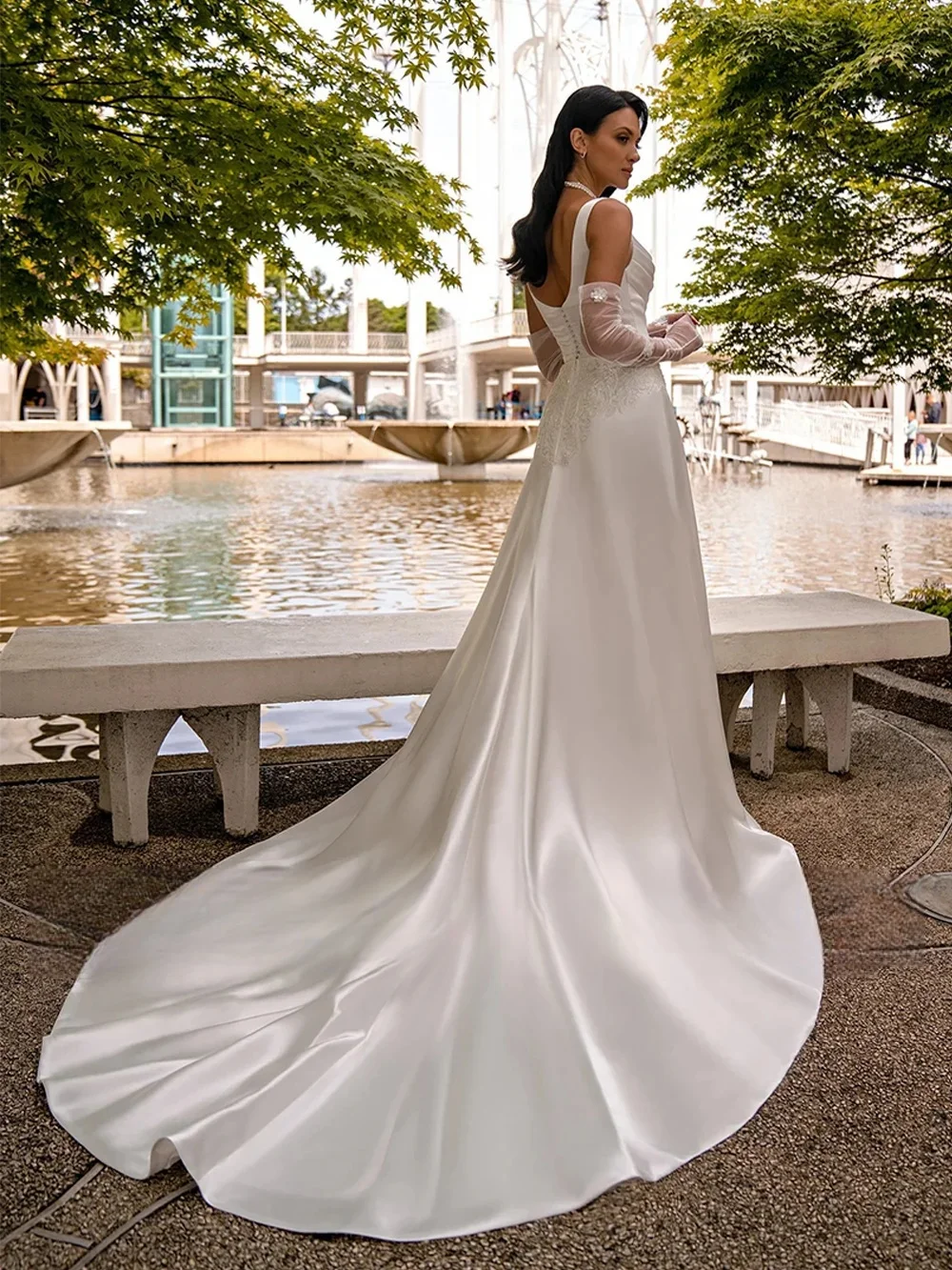 Indywidualne środki 2025 z wycięciem bez rękawów aplikacja tren sądowy satynowa suknia ślubna dostosowane suknie panny młodej szata Mariee