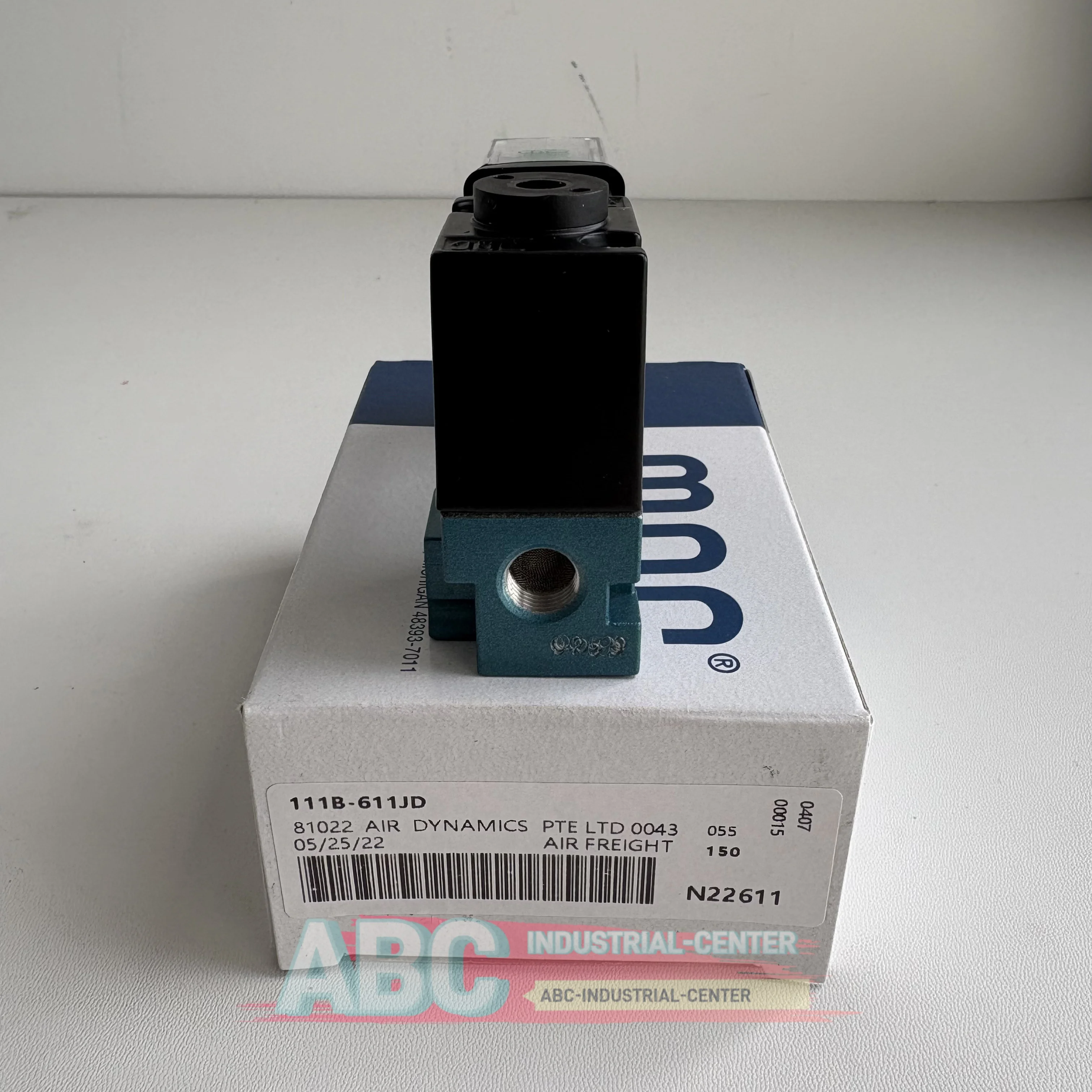 

111B-611JA 111B-611JB new 111B-611JD solenoid valve in box