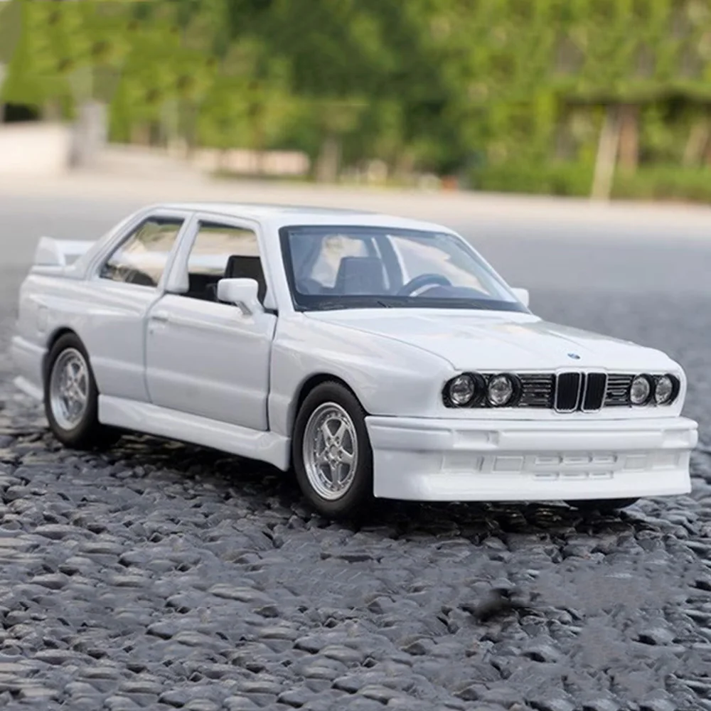 1:36 BMW M3 1987 automodellen Legering spuitgieten speelgoed met 2 deuren geopend Pull Back-functie Voertuig speelgoed voor kinderen Kindercadeaus