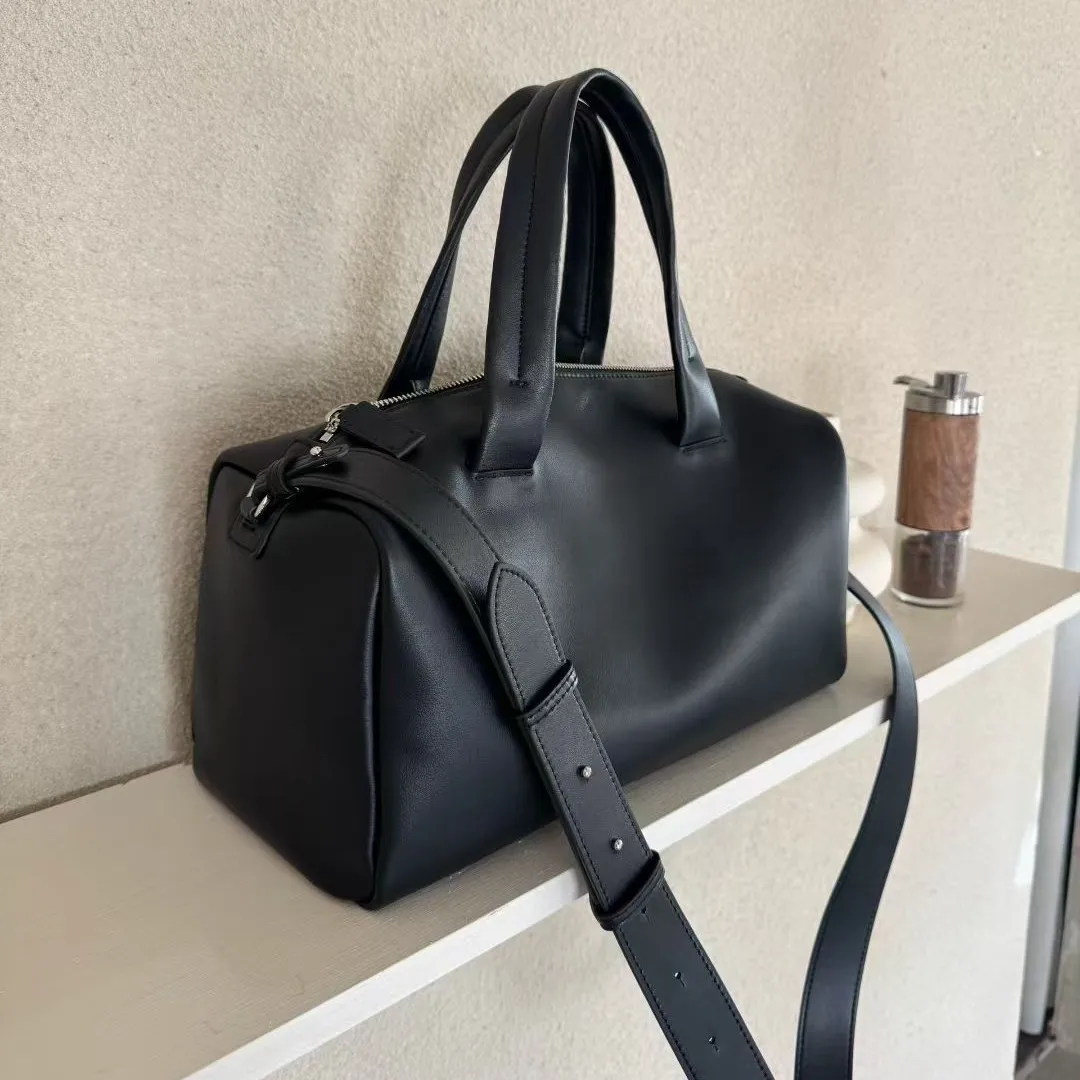 

2025 New First-layer Cowhide Niche Boston Leisure Shoulder Bag Commuting Large-capacity Handbag Travel Bag