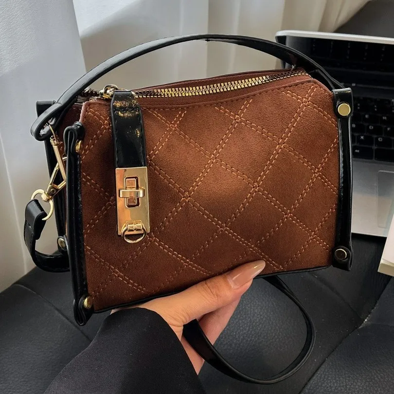 

Новая винтажная квадратная женская сумка 2025 года, минималистичный кошелек через плечо с верхней ручкой, шикарная мини-сумочка в стиле ретро, универсальная и элегантная ​