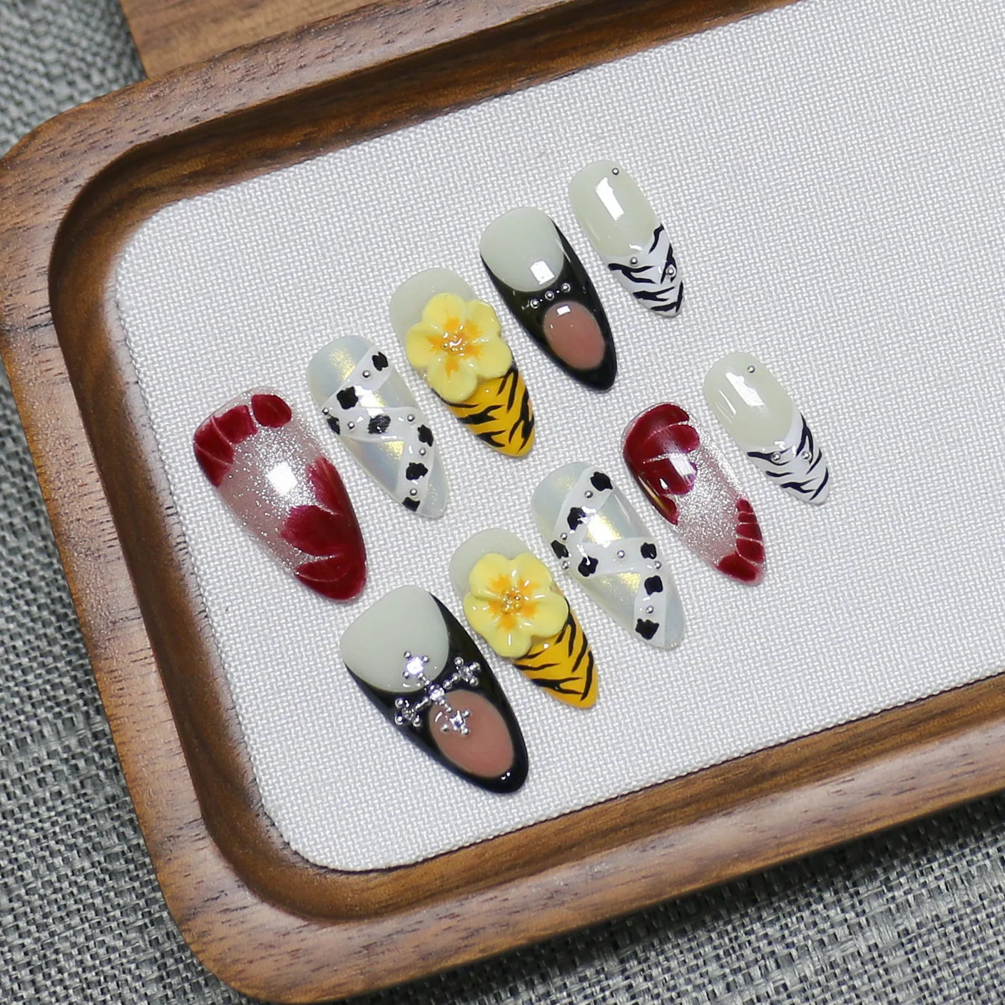 

10pcs Handmade Armor Fantasy Smart Wild Tiger Pattern Elegant Mysterious Romantic Three-dimensional Design Carved Fake Nails