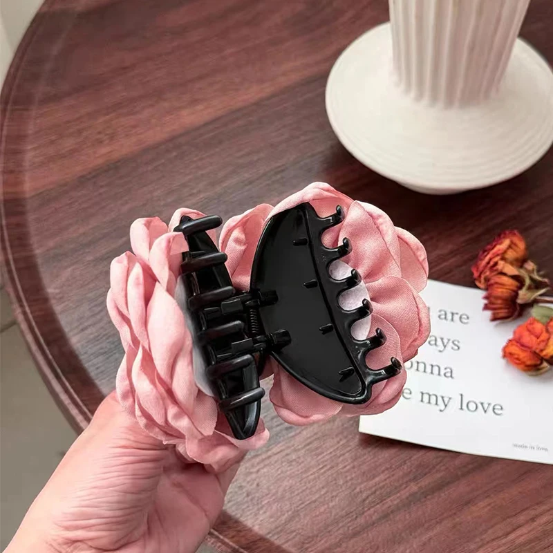 1 Pack Women\'s New Fabric Rose Hair Clip French Retro Sweet Large Flower Shark Hair Clip Plastic Hair Clip Hair Accessories