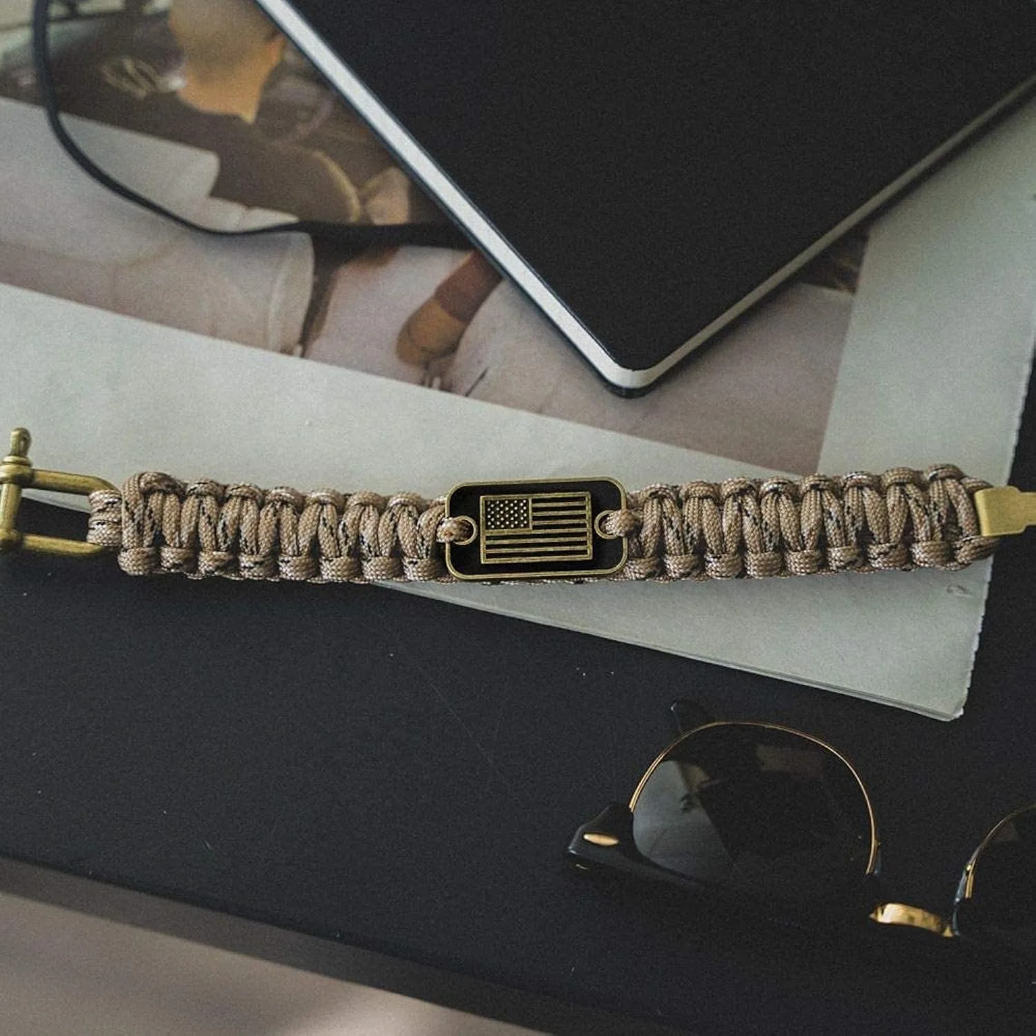 Paracord-Armband, taktisches Überlebensarmband für Herren mit bronzefarbener USA-Flagge, verstellbare Größen für Militär-Veteranen, Outdoor-Camping – Detail 3