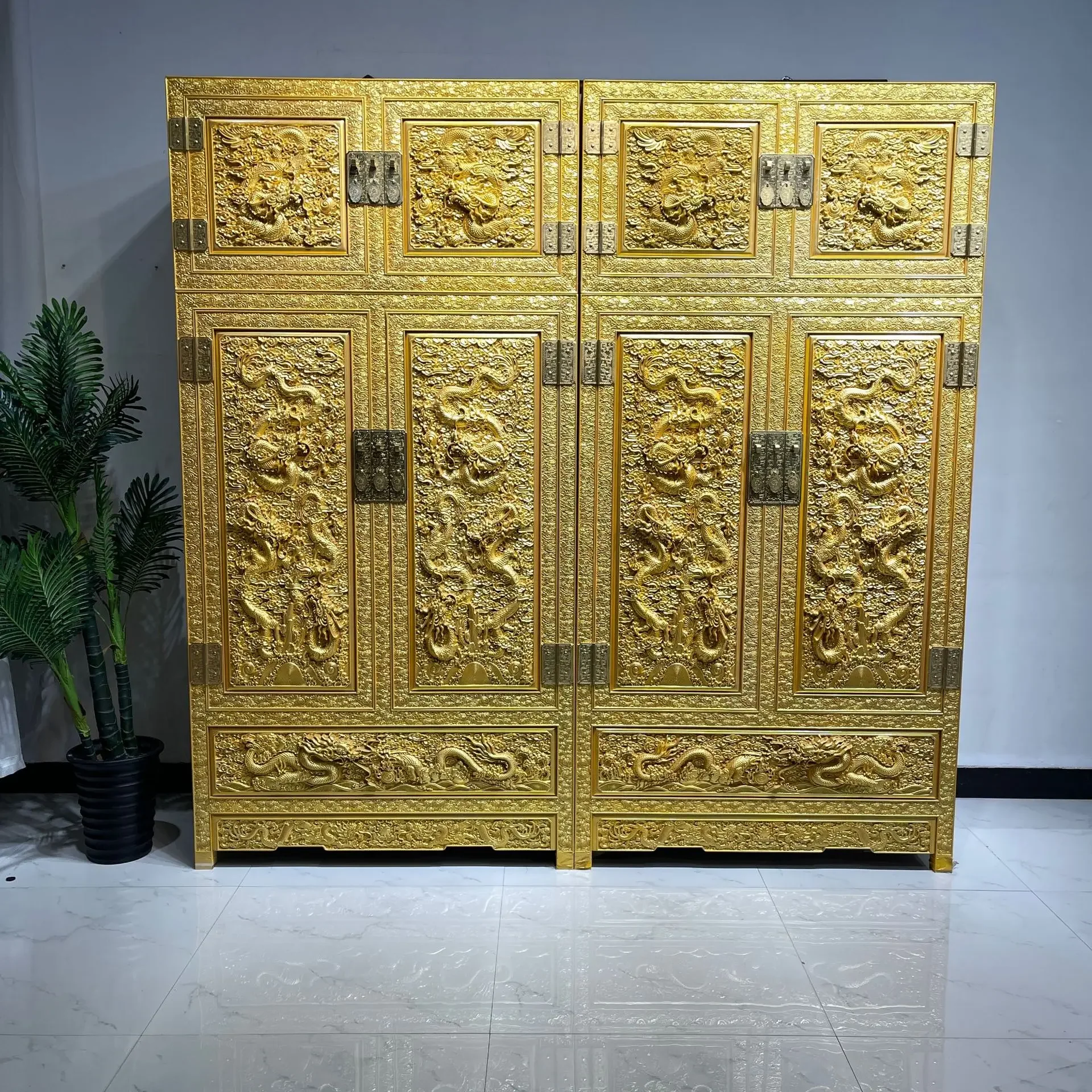 Złota szafa z litego drewna nanmu, małych liści, z drewna zhennan, do przechowywania, w stylu antycznym.