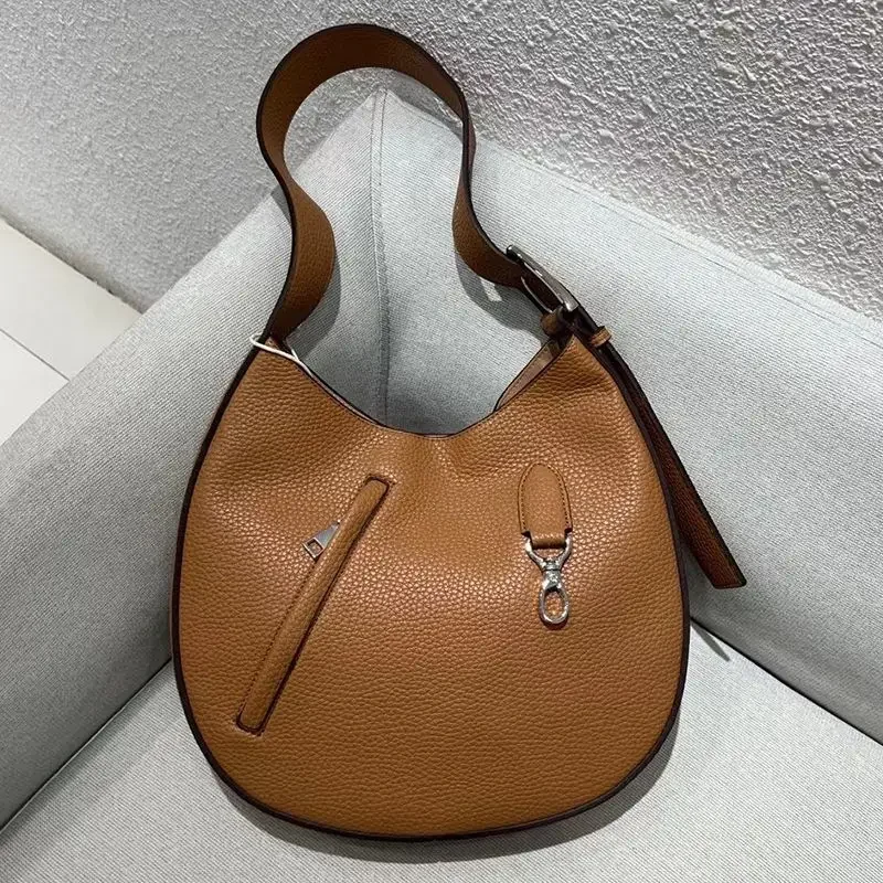 2025 Runway New Women Big Capacity Round Hand Warmer Package Neutral Wind Wide Shoulder Circular Casual Tote Bags Underarm Tide