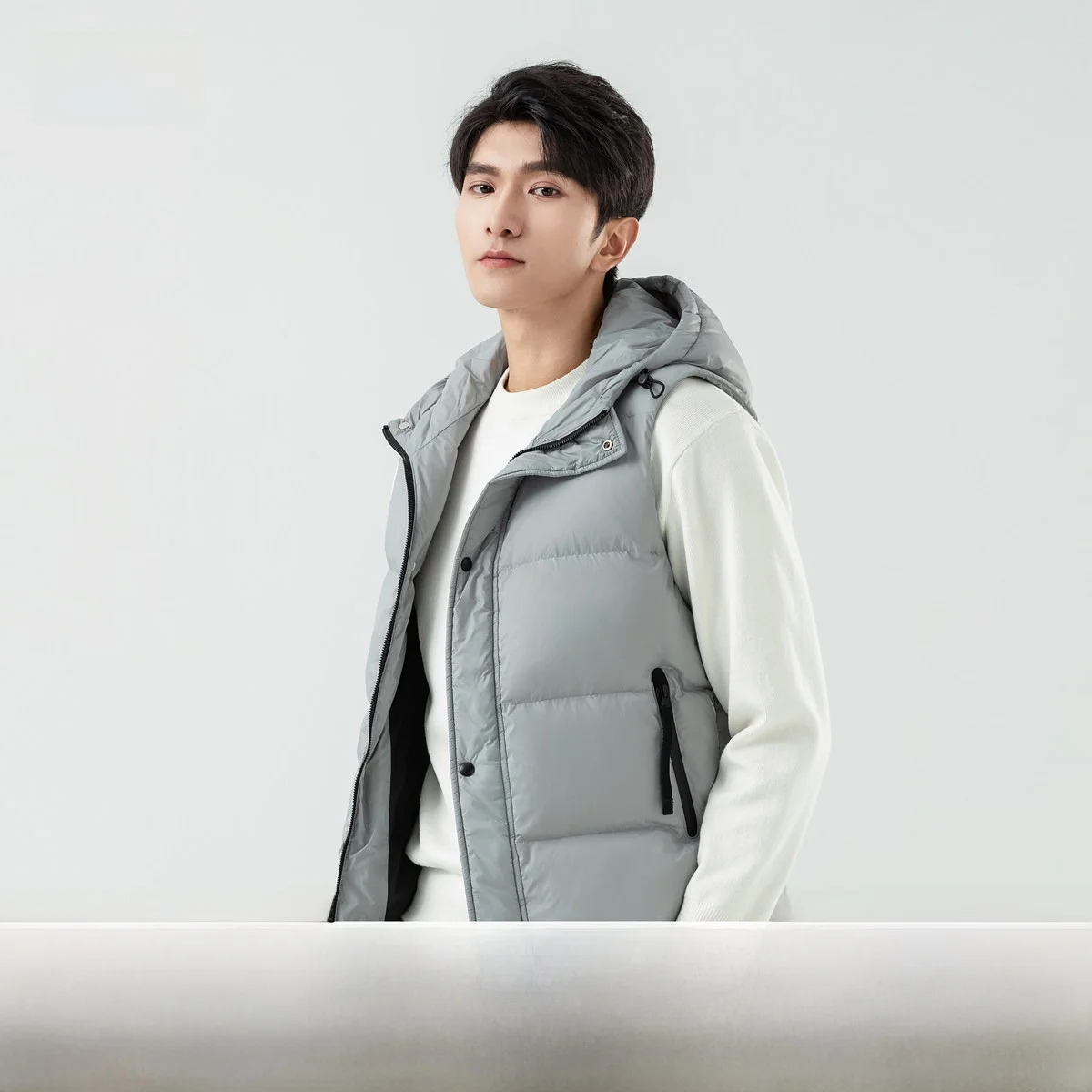 

Мужской пуховый жилет Snow Flying 2026 весна-осень, черный, с капюшоном, на шнурке, ветрозащитный, простой, теплый, укороченный, из утиного пуха