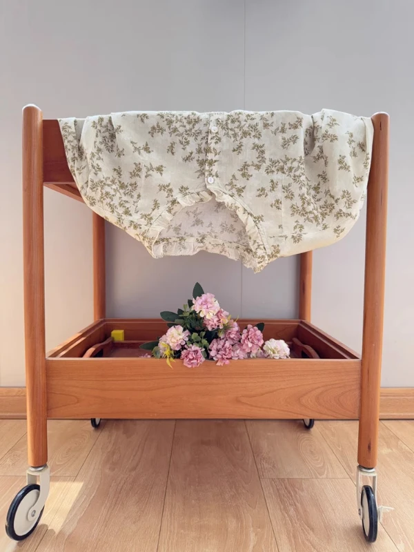 Luźna, długa koszula damska z bawełny i lnu, codzienna, z kwiatowym nadrukiem, zapinana na guziki, ze stójką i wykończeniem na uszy, idealna na jesień.