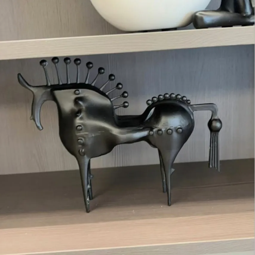 

Metal Handicraft Horse Figures Abstraction Horseradish Horse Figurines Artificial Animal Sculpture Bookshelf Decoration Statues