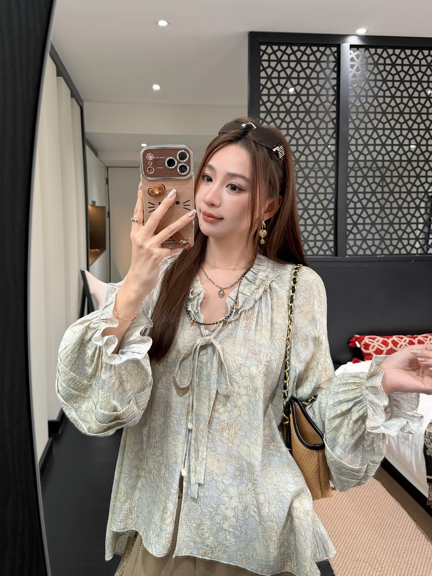 

Женская корейская блузка Mona Lotus Pond Loose Sense с поясом, длинными рукавами, V-образным вырезом и кружевными манжетами