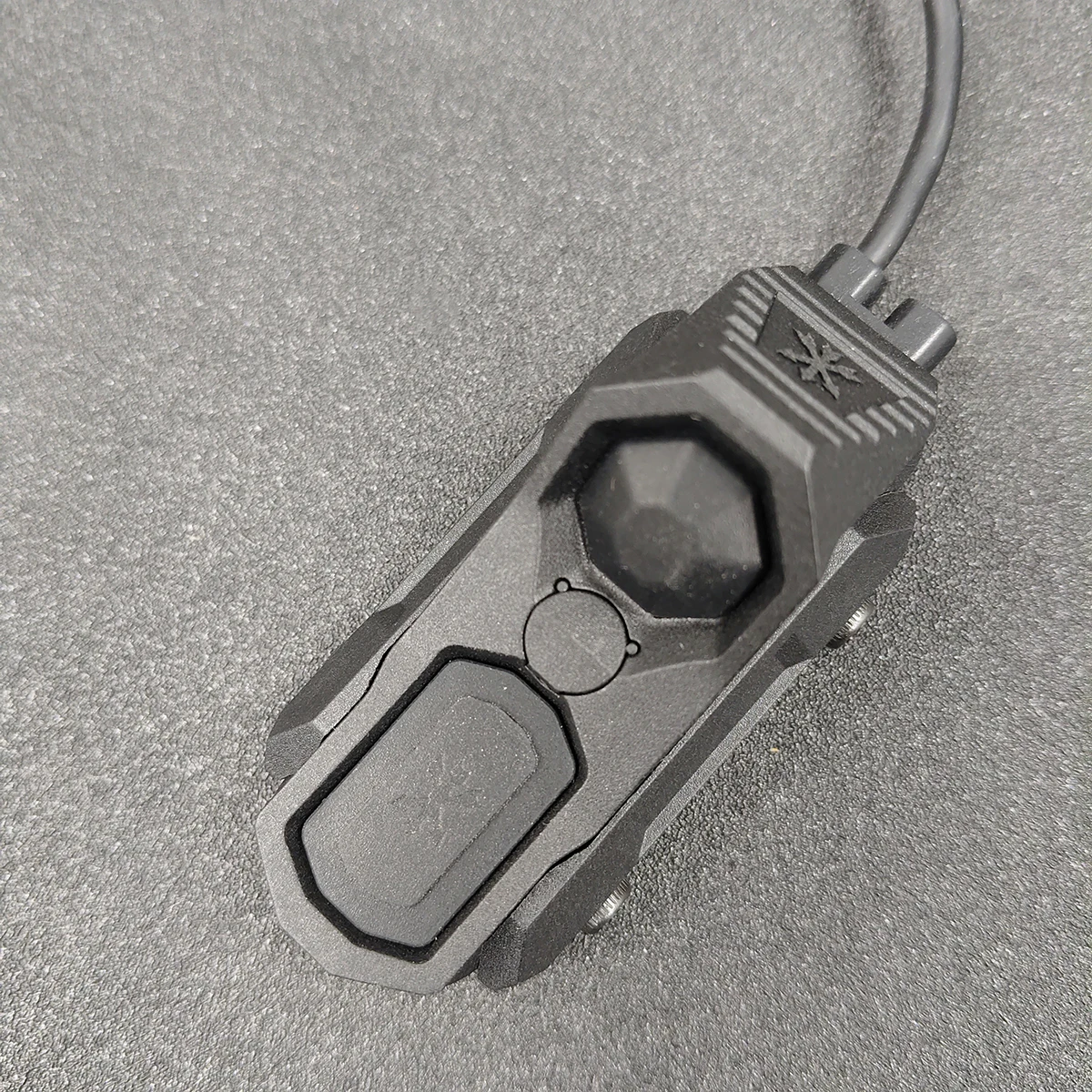 Surefire M300/M600 Taschenlampe mit AXON Dual-Funktion-Fernbedienungs-Druckschalter für 20mm Schiene UNITY Axon Schalter SF Stecker MK KEYMOD – Detail 5