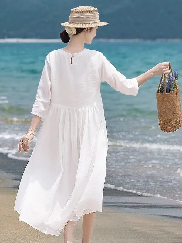 فستان أنيق أبيض مطرز من القطن والكتان بتصميم A-Line، خفيف الوزن يمنح إحساسًا بالحكاية الخيالية، تنورة متوسطة الطول لموسم الصي...