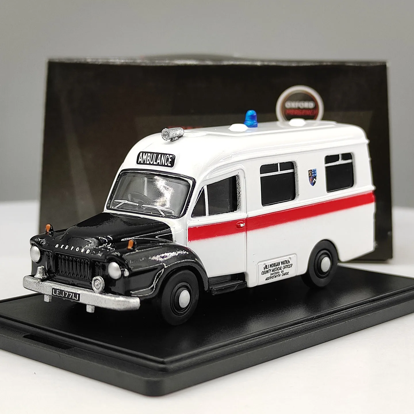 Diecast OXFORD 1:76 Scale Bedford J1 Ambulance Aberystwyth Alloy Car Model