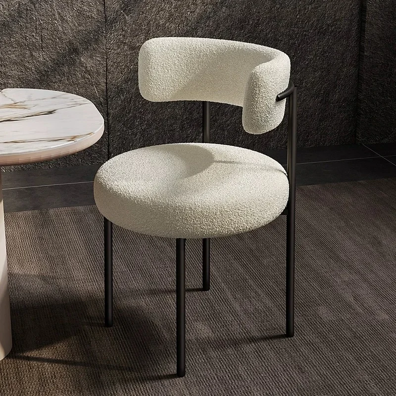 كرسي طعام فاخر حديث من القماش الأبيض الشمالي مع مسند ظهر من صوف الضأن مصنوع من الفولاذ المقاوم للصدأ للاستخدام المنزلي في المقهى وغرفة الطعام