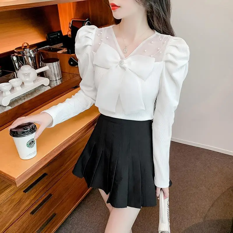 

Женская футболка-базовый слой на раннюю весну 2026 года, приталенная, с бисерной сетчатой вставкой, V-образным вырезом, бантом и рукавами-фонариками