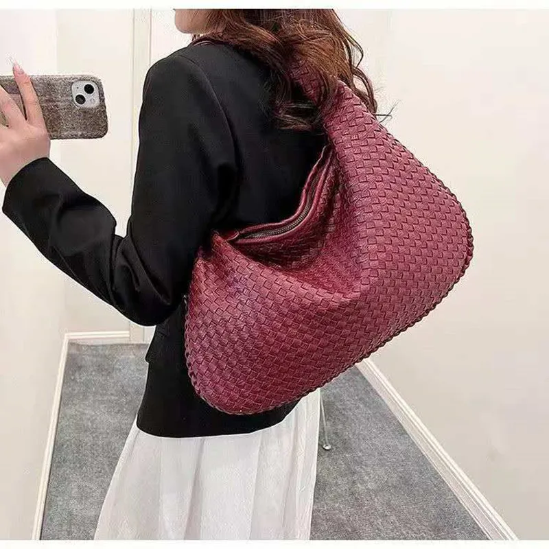 

2026 Fashionable retro minimalist handbag with large capacity suitable daily commuting versatile for single shoulder carrying