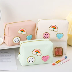 Bolsa de cosméticos de viaje impermeable de cuero PU Preppy para mujeres y niñas, bolsa de maquillaje, organizador con cara sonriente, nube, corazón, parches de chenilla