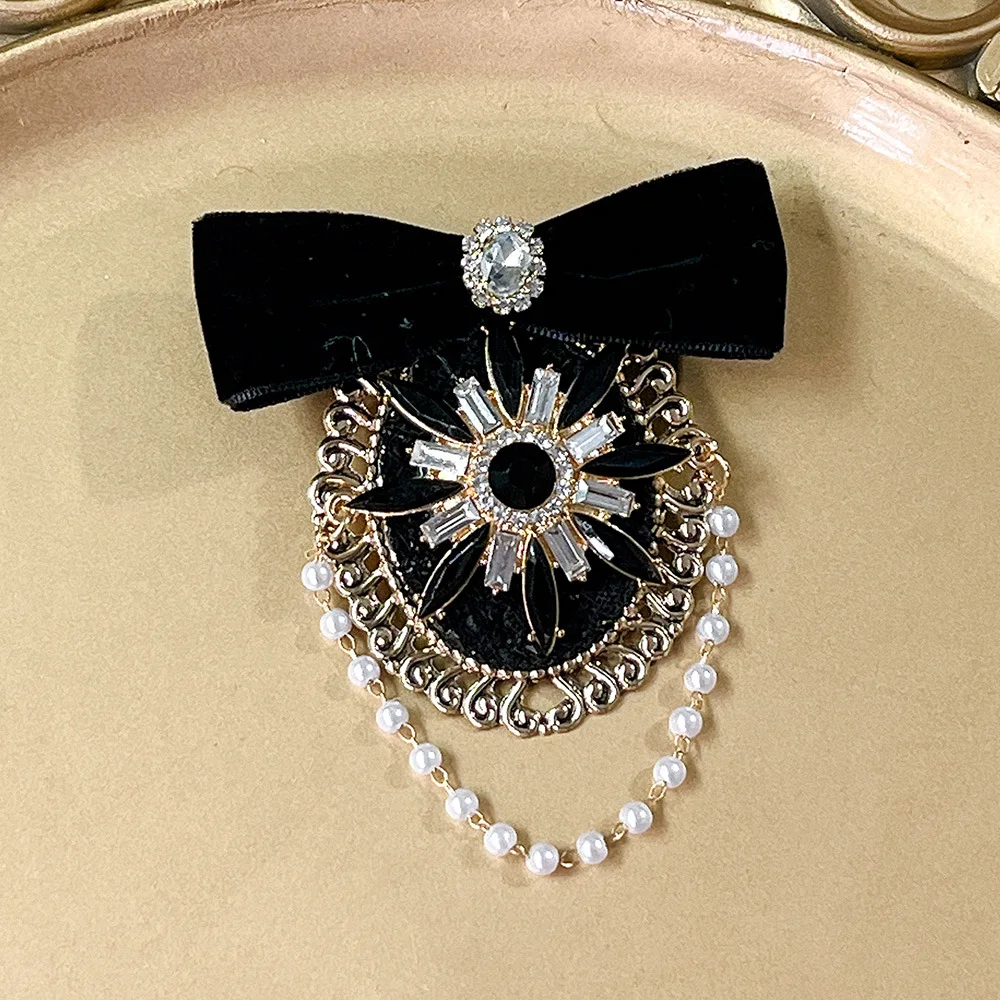 Vintage British Style Tassel Brooches for Women Suit Coat Lapel Pins Rhinestone Pearl Bee Badge Elegant Jewelry Accessories