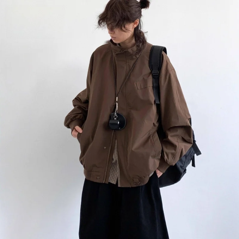 

Раннеосенняя свободная повседневная бейсбольная куртка кофейного цвета с воротником-стойкой из полиэстера для весенне-осеннего сезона.