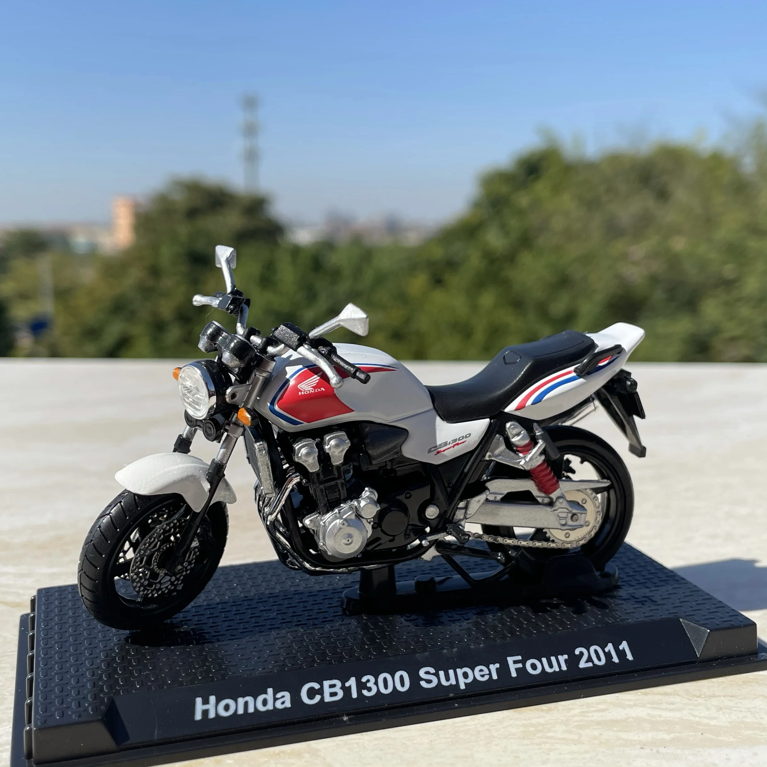 

Литая модель автомобиля Honda CB1300 Super Four 2011 в масштабе 1:24, классические подарки для взрослых, сувенир, статический дисплей