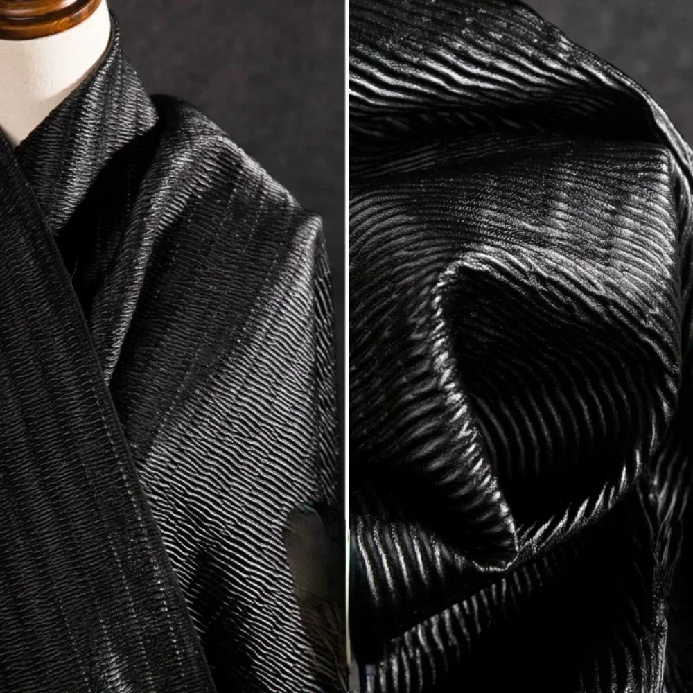 

Черная трехмерная плиссированная кожаная ткань оптом для дизайнерских курток, одежды и пошива своими руками (материал на метры)