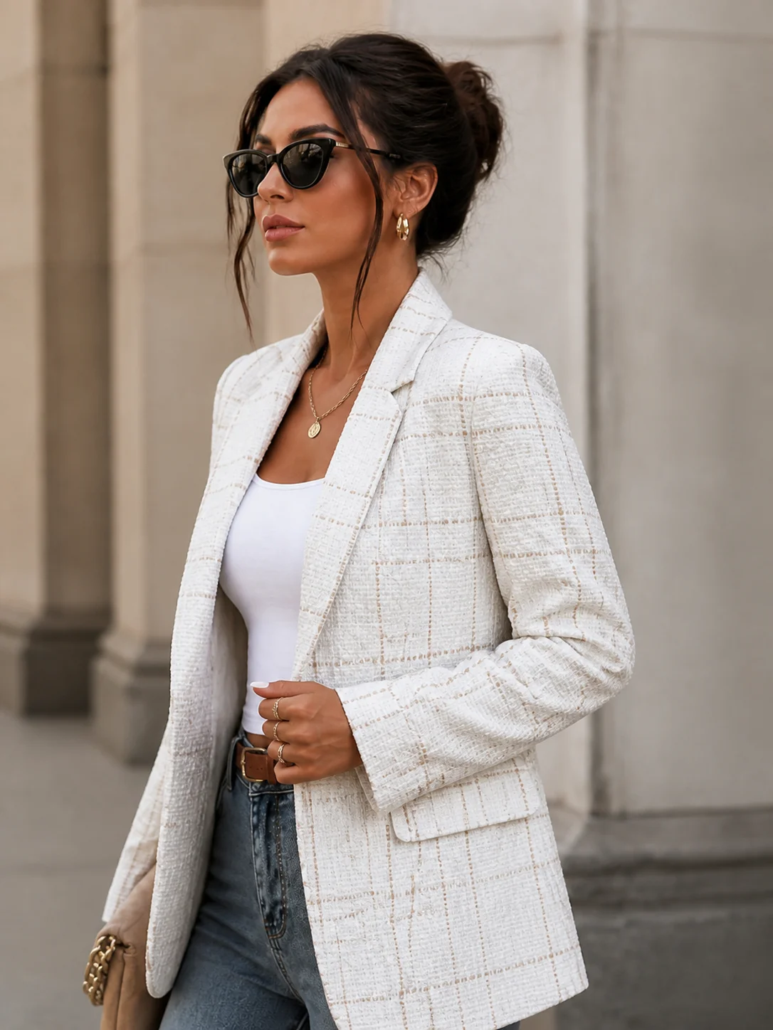 Women’s Elegant White Blazer, Stylish Long Sleeve Jacket for Work, Meetings and Special Occasions, Easy to Style and Versatile